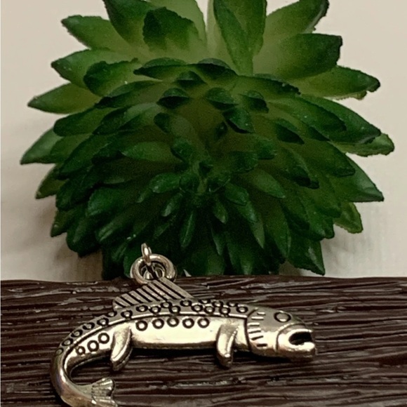 Silver Fish-Shaped Reptile Earrings - Picture 2 of 3